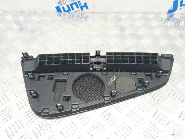 Решітка на "торпедо" обдування лобового скла 8W1819636BAY2 VAG