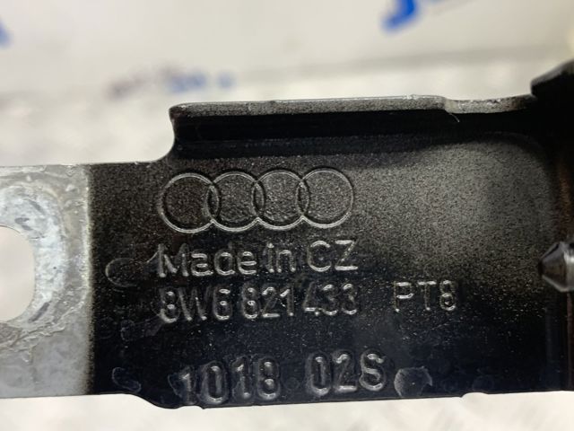 Кронштейн кріплення крила переднього лівого, задній 8W6821433 VAG