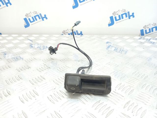Кнопка приводу замка задніх 3/5 дверей (ляди) 8W8827566E VAG