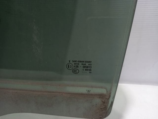 Скло задньої двері лівої 95854261106 VAG