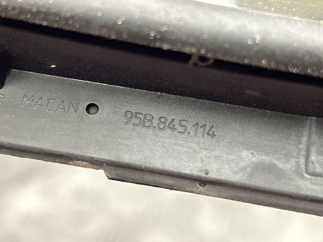 Скло-кватирка двері, задній, правій 95B845114 VAG