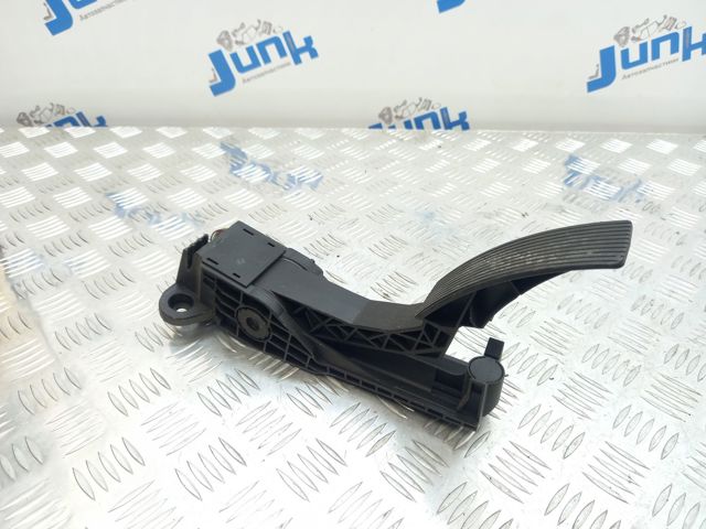 Підаль газу A1643000504 MERCEDES