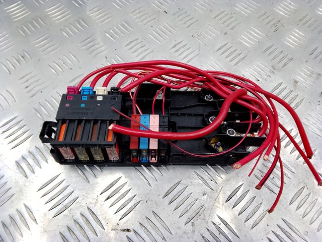 Коробка запобіжників A1645450201 MERCEDES