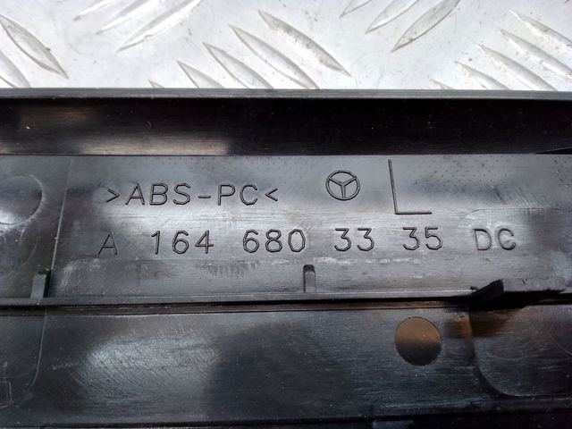 Накладка дверного порогу внутрішня, передня ліва A1646803335 MERCEDES