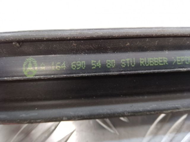 Накладка заднього скла, права A1646905480 MERCEDES