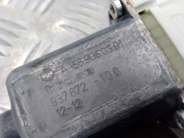 Двигун склопідіймача двері передньої, правої A1669060301 MERCEDES