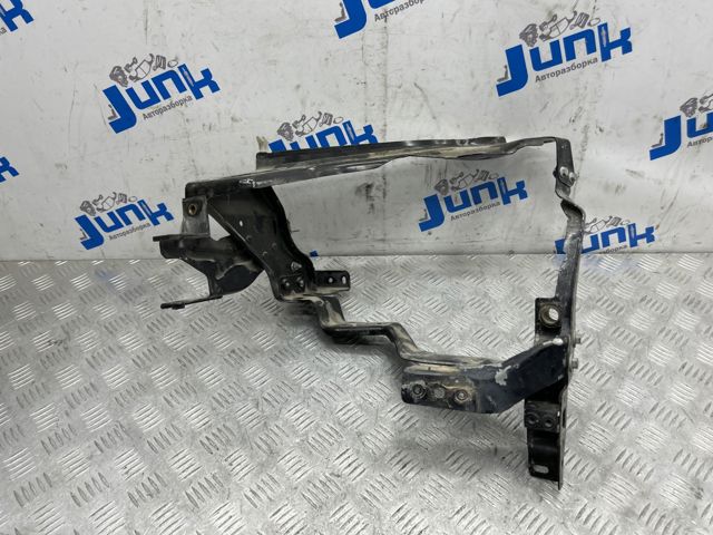 Рамка радіатора ліва A2046201191 MERCEDES