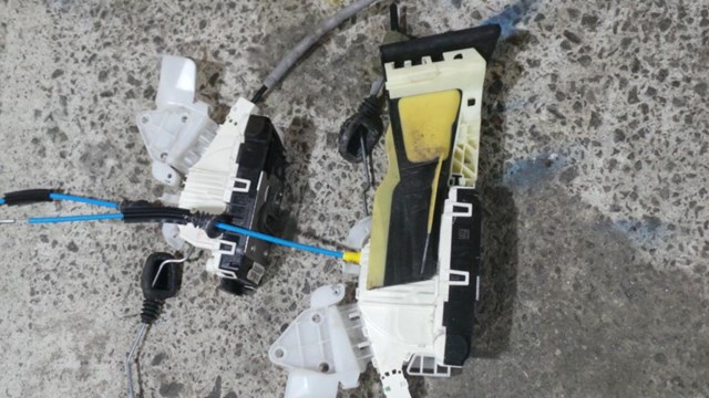 Замок дверей водія A2047202535 MERCEDES