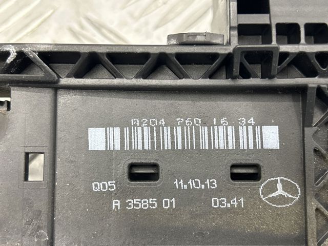 Тримач зовнішньої ручки дверей, передньої правої A2047602434 MERCEDES