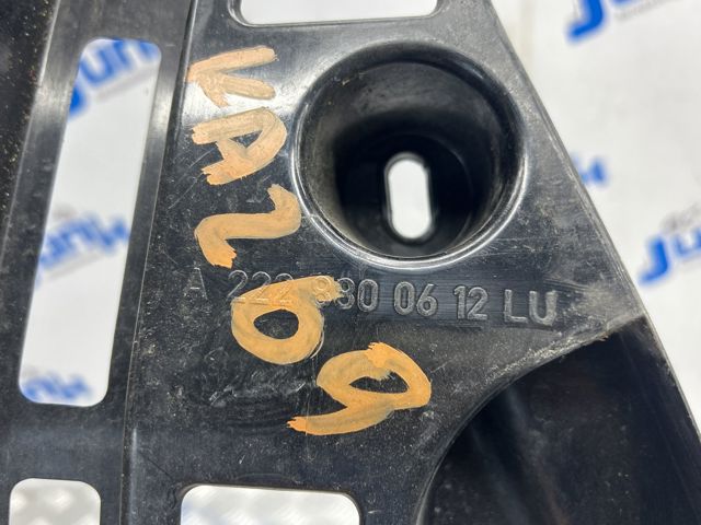 Кронштейн бампера заднього, правий A2228800612 MERCEDES