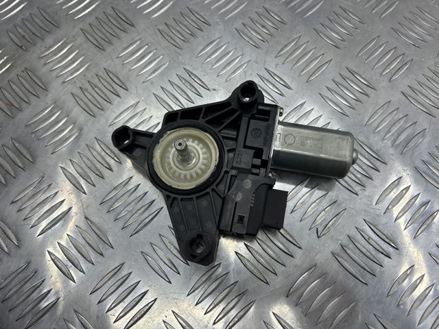 Двигун стеклопод'емника двері задньої, правої A2469063200 MERCEDES