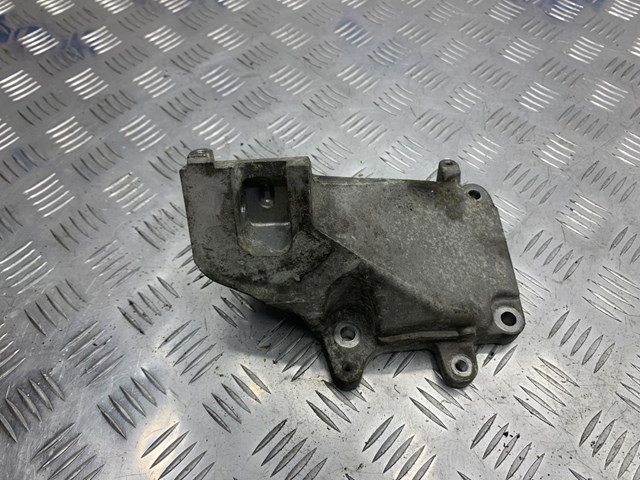 Кронштейн подушки (опори) двигуна, правої A2782234804 MERCEDES