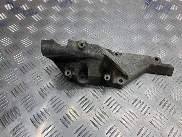 Кронштейн подушки (опори) двигуна, лівої A2782236704 MERCEDES