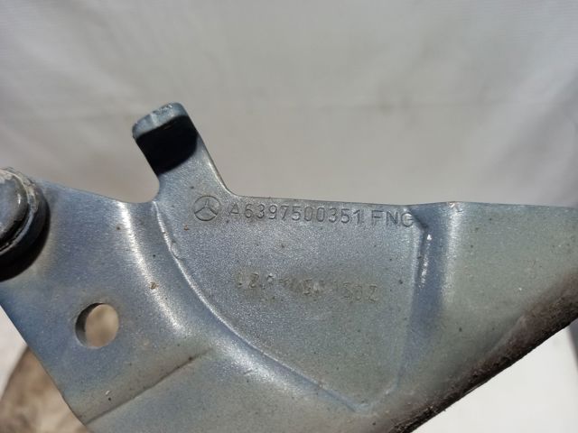 Шарнір капота правий A6397500351 MERCEDES