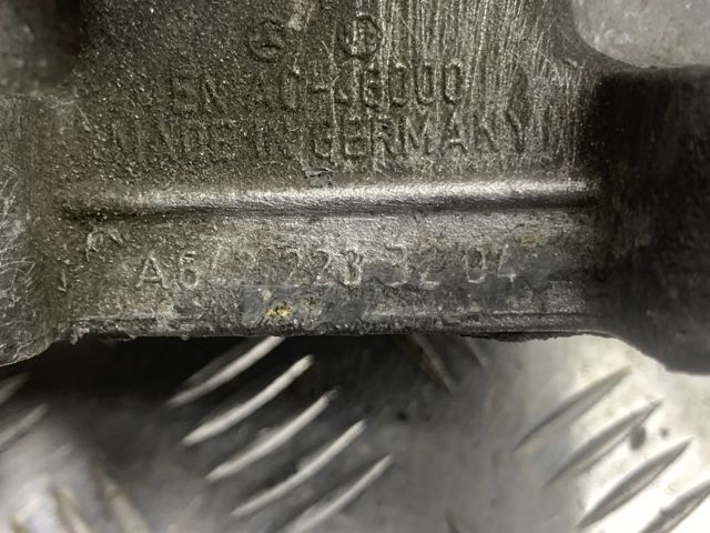 Кронштейн подушки (опори) двигуна, правої A6422233204 MERCEDES