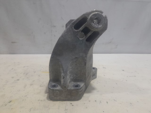 Кронштейн подушки (опори) двигуна, лівої A6422233304 MERCEDES