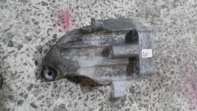 Кронштейн подушки (опори) двигуна, лівої A6512230004 MERCEDES