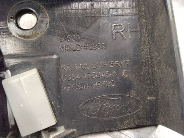 Кронштейн бампера заднього, правий CJ5Z17D942C FORD