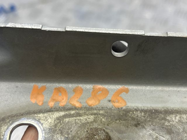 Шарнір капота правий LR001562 LAND ROVER