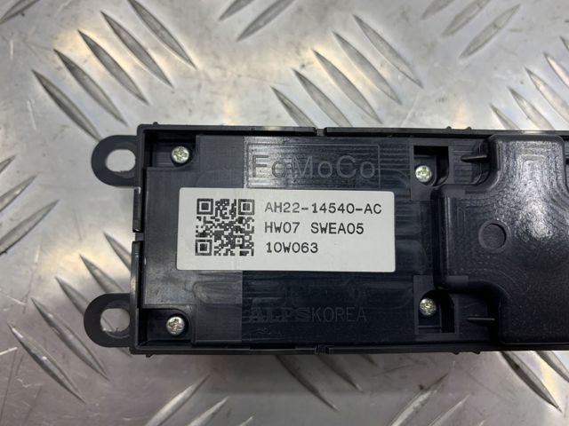 Кнопки переднього лівого склопід'ємника LR013883 LAND ROVER