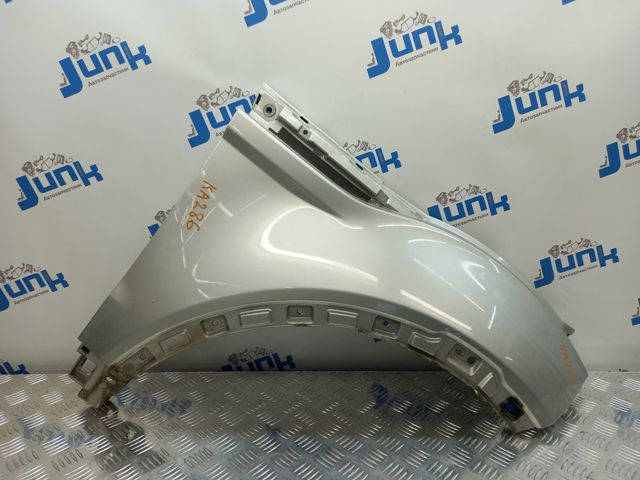 Переднє праве крило LR027589 LAND ROVER