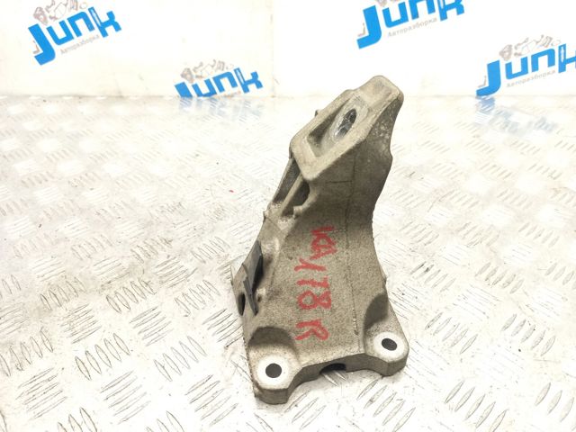 Кронштейн подушки (опори) двигуна, правої LR033180 LAND ROVER