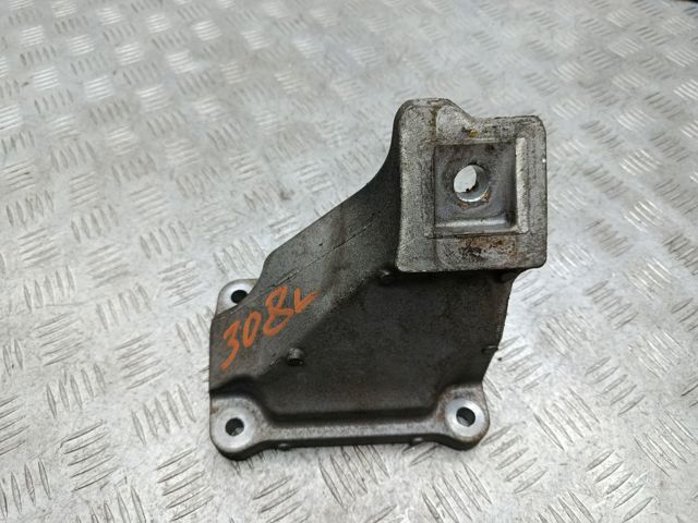 Кронштейн подушки (опори) двигуна, лівої LR033183 LAND ROVER