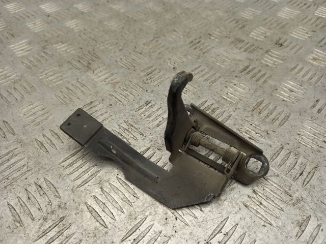Стояк-гак замка капота LR035401 LAND ROVER