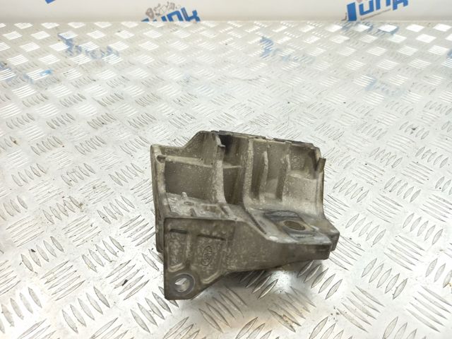 Кронштейн подушки (опори) двигуна, правої LR037029 LAND ROVER