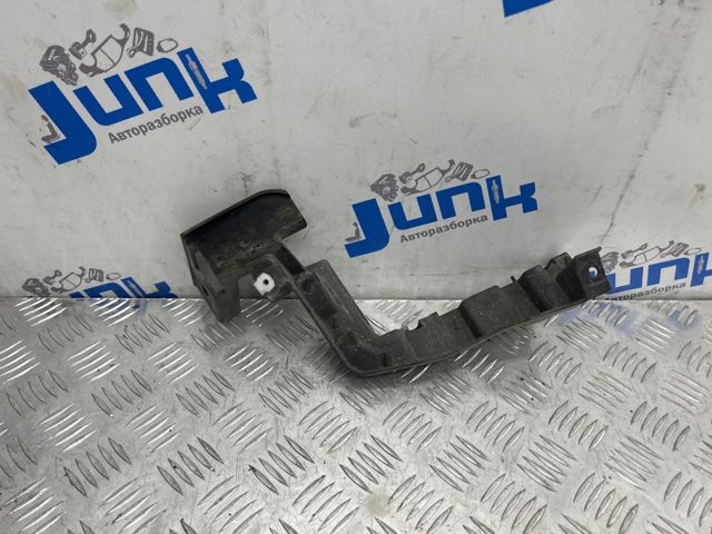 Кронштейн бампера заднього, правий LR037915 LAND ROVER