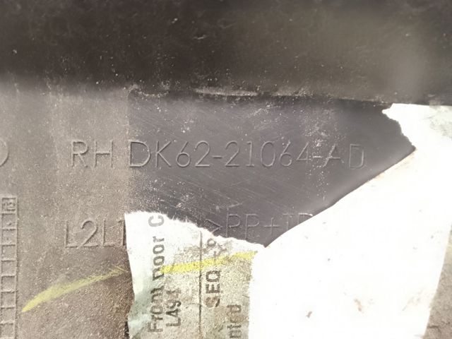 Молдинг передніх правих дверей, нижній LR044138 LAND ROVER