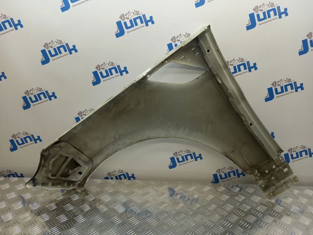 Переднє праве крило LR061823 LAND ROVER