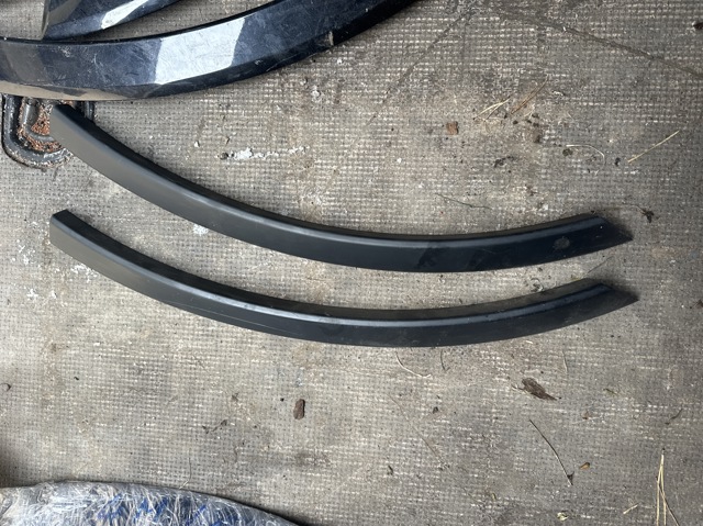Молдинг арки крила переднього, правий 4L0853818B VAG