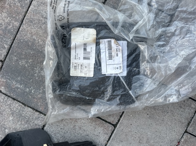 Лючок підкрилка переднього лівого 51717340199 BMW