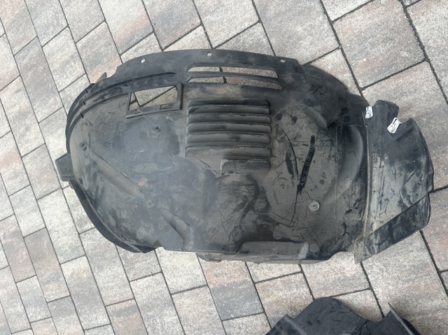 Підкрилок передній лівий A1676901508 MERCEDES