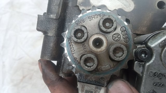 Масляний насос двигуна 03G103535B VAG