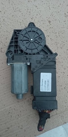 Двигун склопідіймача двері передньої, лівої 1C0959801 VAG
