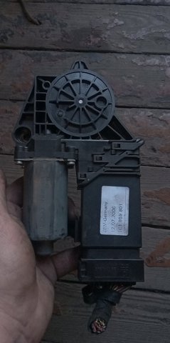 Мотор склопідйомника водійських дверей 1C1959801001 VAG