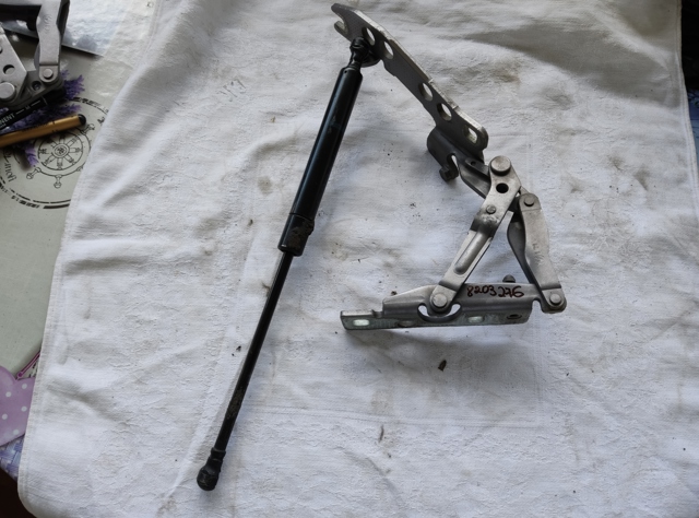 Петля капота, права 41618203276 BMW