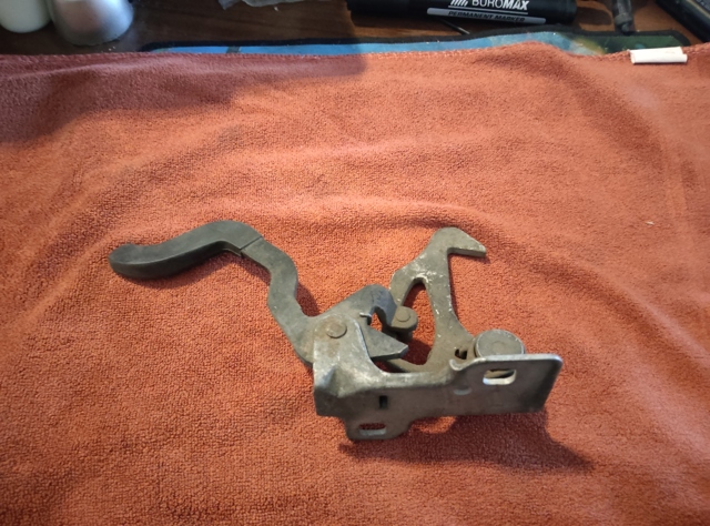 Стояк-гак замка капота 51238172164 BMW