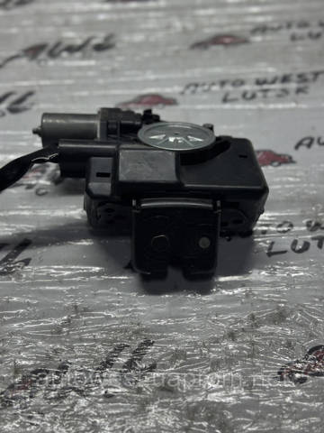 Замок багажника 1638000790 TOYOTA