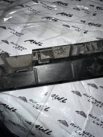 Кронштейн зовнішньої накладки лівого порога 32216384 VOLVO