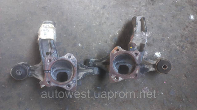 Кулак поворотний лівий 4230506100 TOYOTA