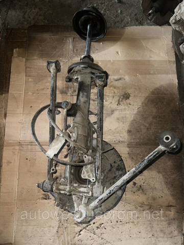 Цапфа поворотного кулака 430198H300 NISSAN