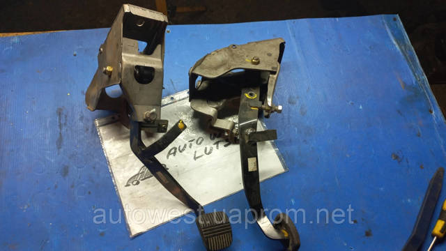 Педаль зчеплення 4654095F0A NISSAN