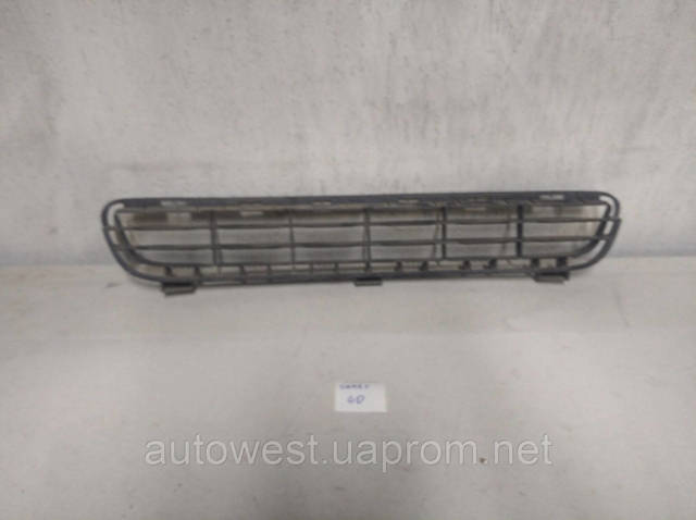 Решітка переднього бампера, центральна 5311206040 TOYOTA