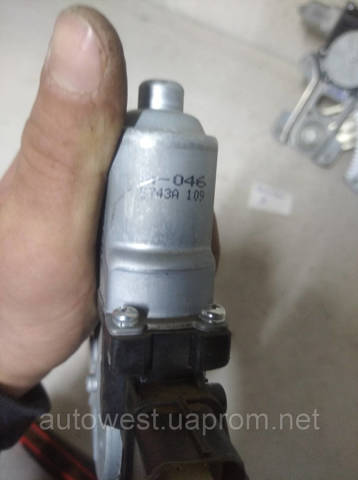 Двигун стеклопод'емника двері задньої, правої 5743A109 MITSUBISHI