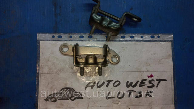 Петля задніх дверей, правих 6875033010 TOYOTA