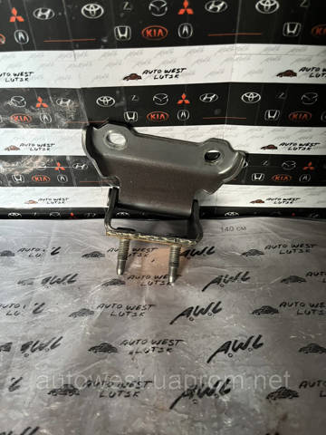 Петля задніх багажних, 3/5 -х дверей 6881048011 TOYOTA
