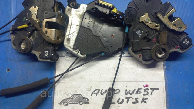 Замок водійських дверей 6904033231 TOYOTA